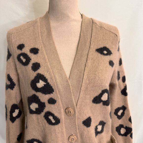 360 Cashmere 100% Cashmere Georgie Cardigan Sweater Beige Animal Print Womens XS - Picture 2 of 6